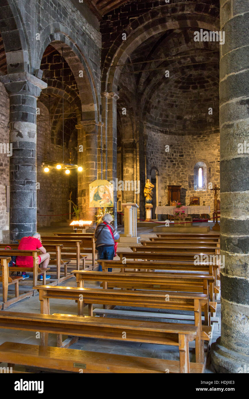 Interior de la Iglesia de Santa Margherita di Antiochia, Vernazza, Liguria, Italia Foto de stock