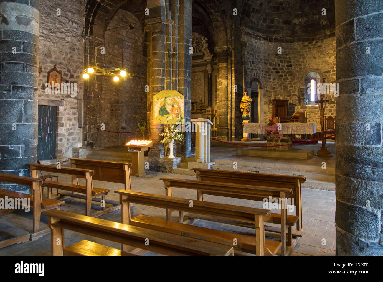 Interior de la Iglesia de Santa Margherita di Antiochia, Vernazza, Liguria, Italia Foto de stock