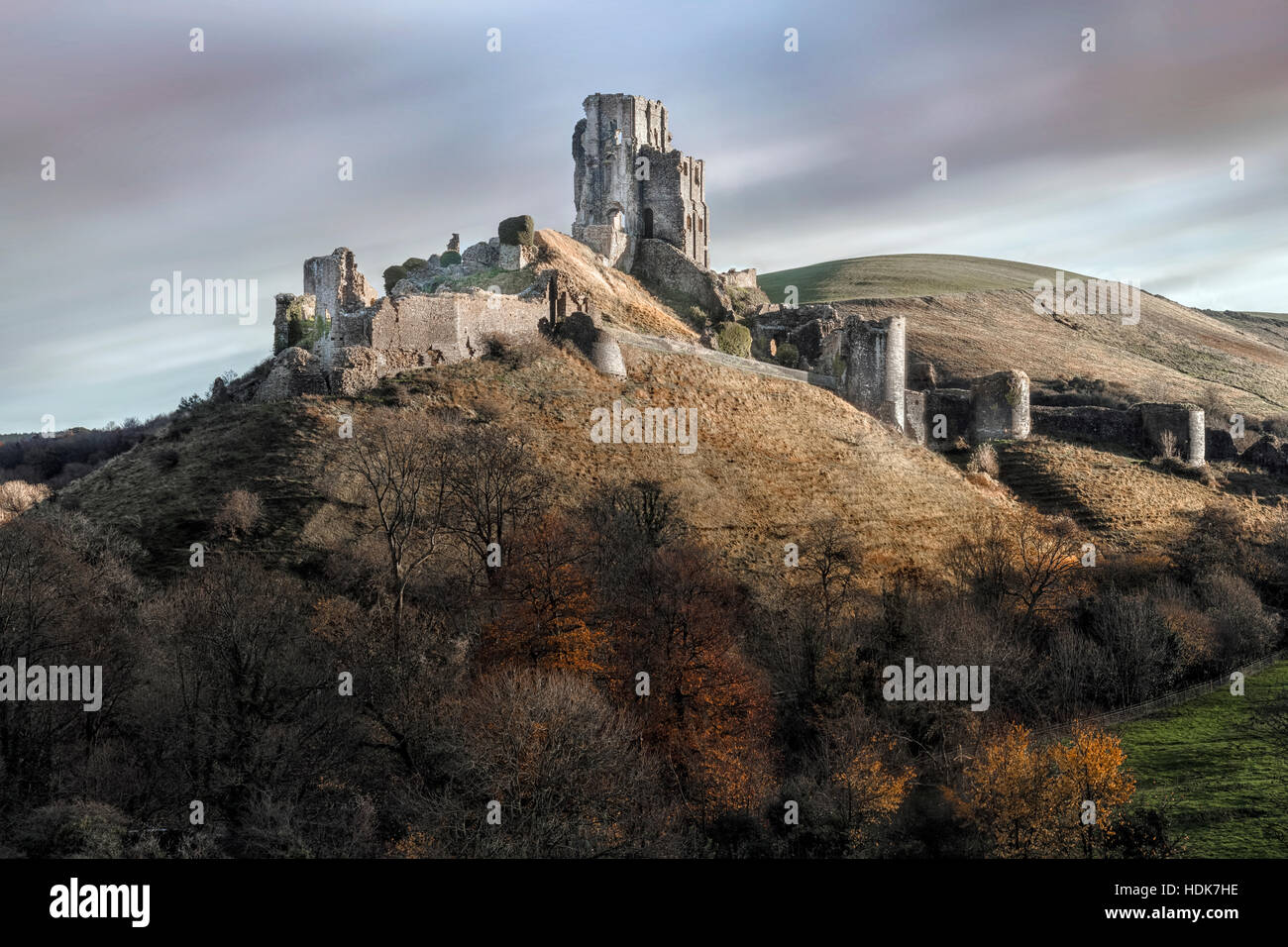 El castillo Corfe, en Dorset, Inglaterra, Reino Unido. Foto de stock