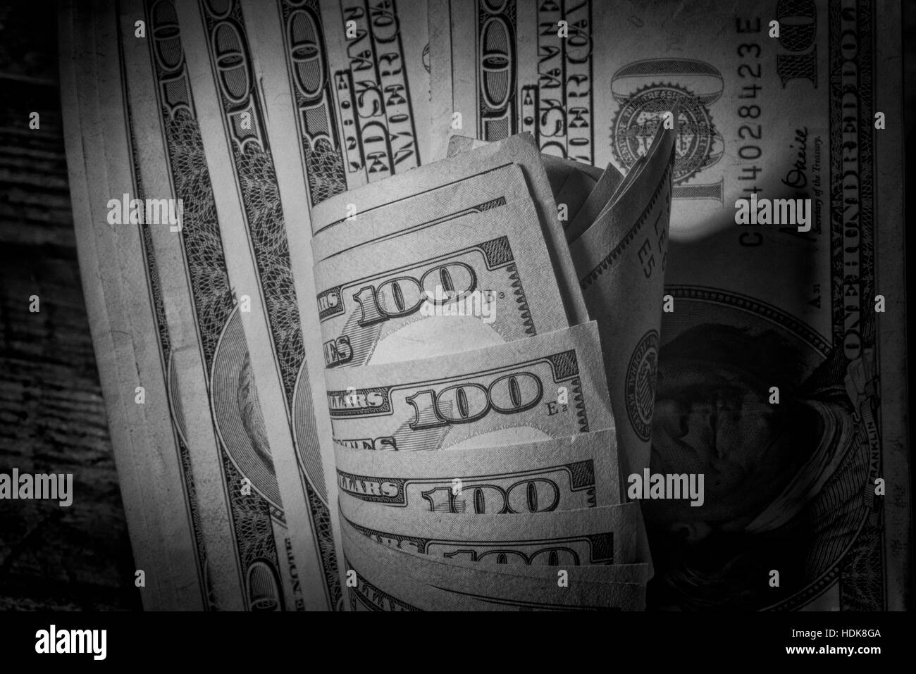 Billetes de dólar atadas con una banda de caucho Foto de stock