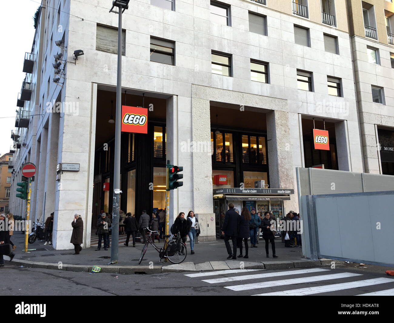 Lego abre su tienda más grande en Europa en la Piazza San Babila en Milán  presentando: Lego tienda donde: Milán, Italia cuando: 11 de noviembre de  2016 Créditos: IPA/WENN.com **Sólo disponible para