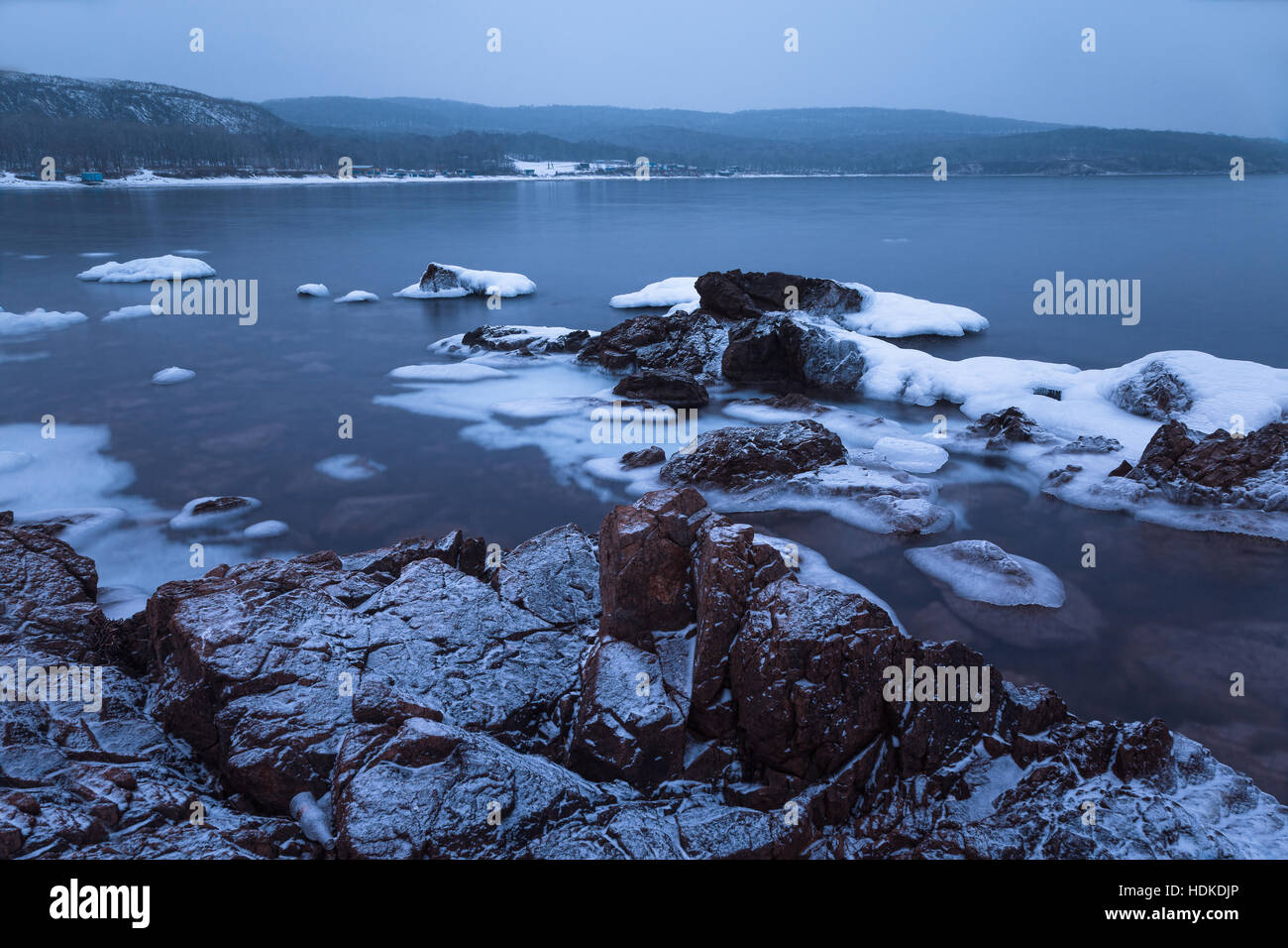 El mar y el hielo del invierno Foto de stock