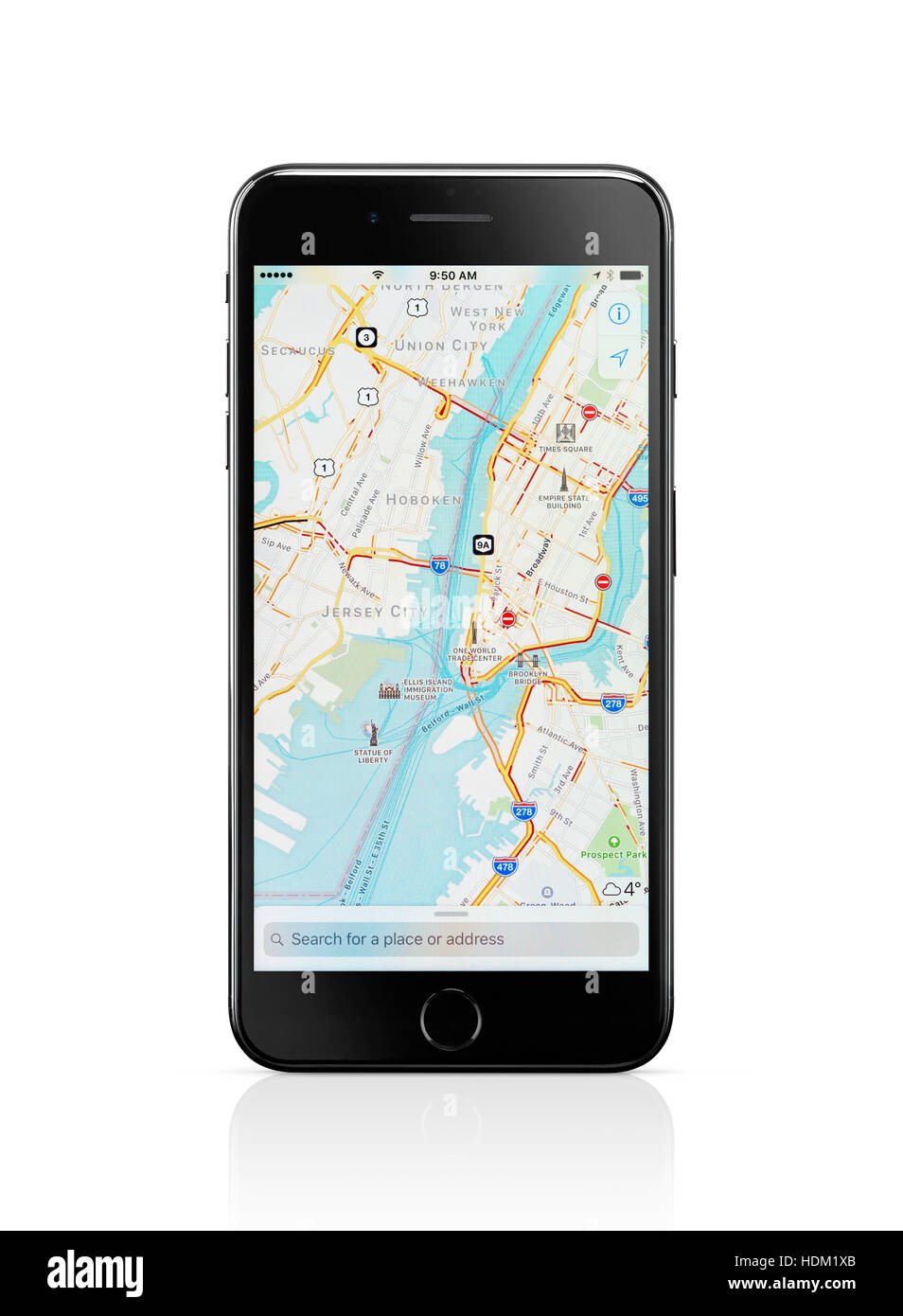 Apple iPhone 7 Plus con mapas de navegación GPS de Apple Mapa del centro de  la ciudad de Nueva York en su pantalla aislado sobre fondo blanco con  trazado de recorte Fotografía