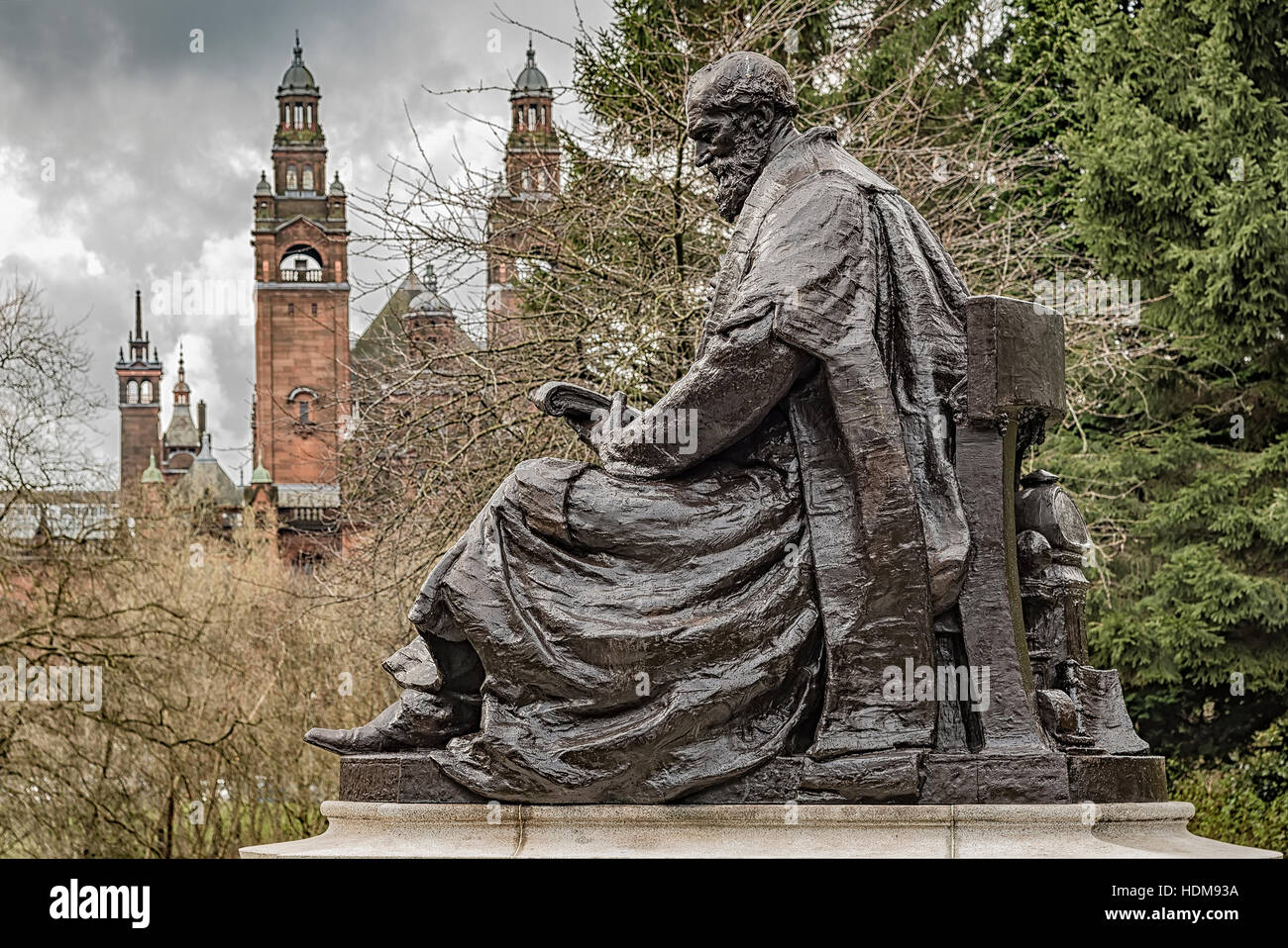 Una estatua de Lord Kelvin, situado en el parque Kelvingrove en el West End de Glasgow con la galería de arte y museo en el fondo. Foto de stock