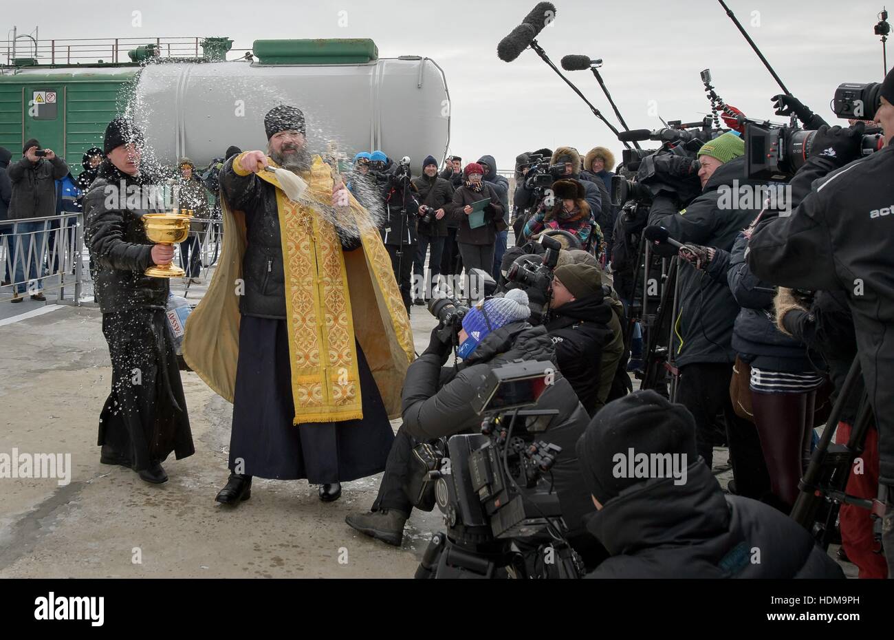 Un sacerdote ortodoxo ruso, bendice a los miembros de los medios de comunicación después de la bendición del cohete Soyuz MS-03 nave en preparación para la expedición de la Estación Espacial Internacional de la NASA misión 50 lanzamiento en el cosmódromo de Baikonur, 16 de noviembre de 2016 en Baikonur, Kazajstán. Foto de stock