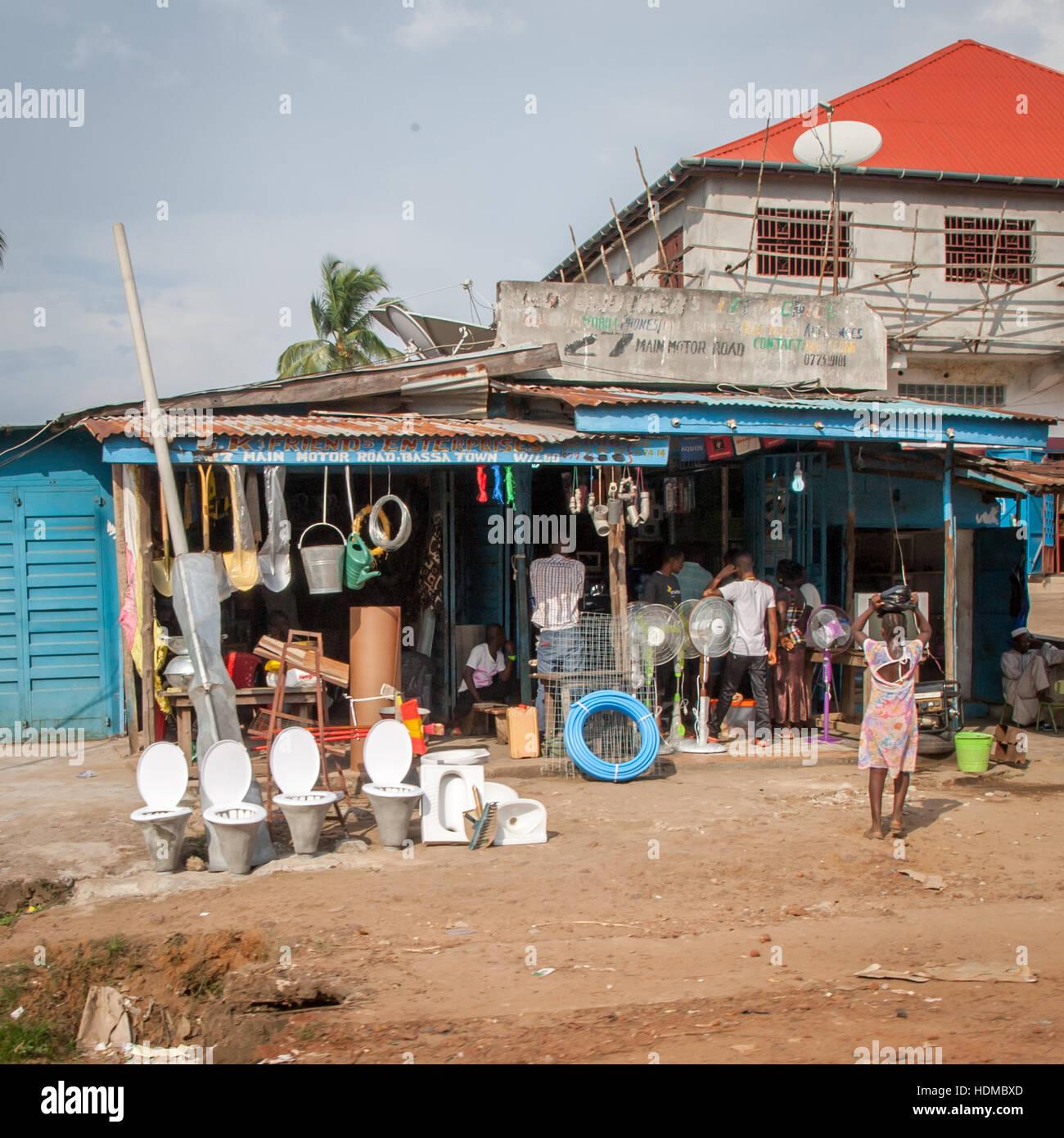 Comprar en Sierra Leona con artículos de aseo Foto de stock