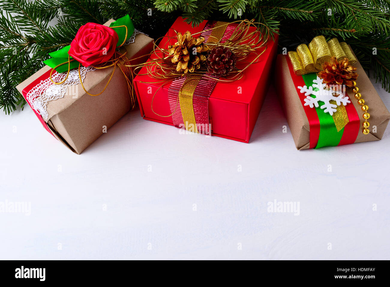 Fondo de navidad con cajas de regalo decoradas y las ramas de un árbol de  Navidad. Fondo de navidad con ramas de abeto y papel kraft para envolver  regalos Fotografía de stock -