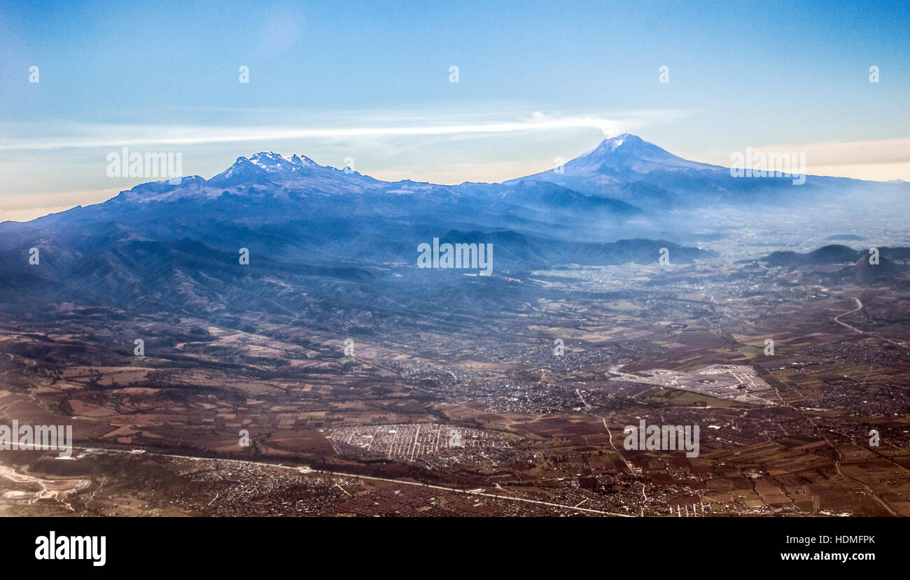 Volcán popocatepetl y volcán iztaccíhuatl fotografías e imágenes de