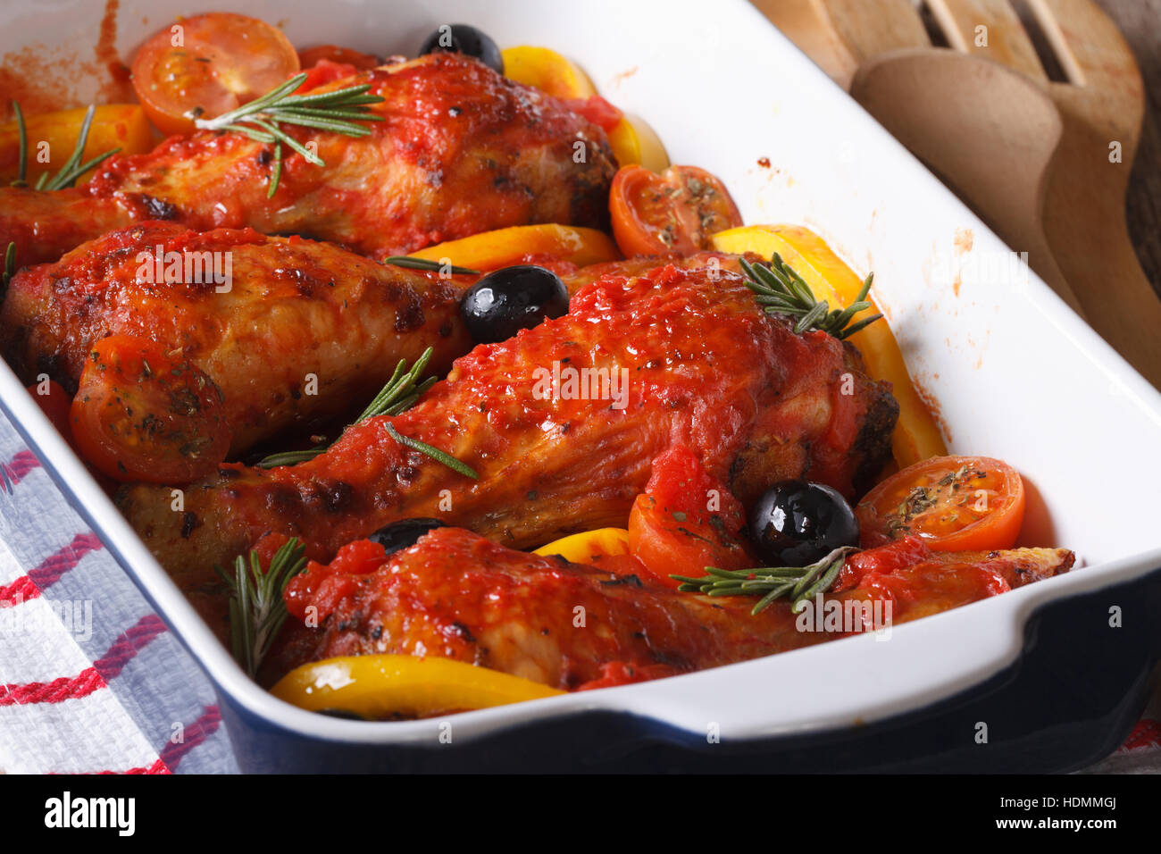 Las patas de pollo horneado en salsa de tomate con aceitunas y romero de  cerca. Horizontal Fotografía de stock - Alamy
