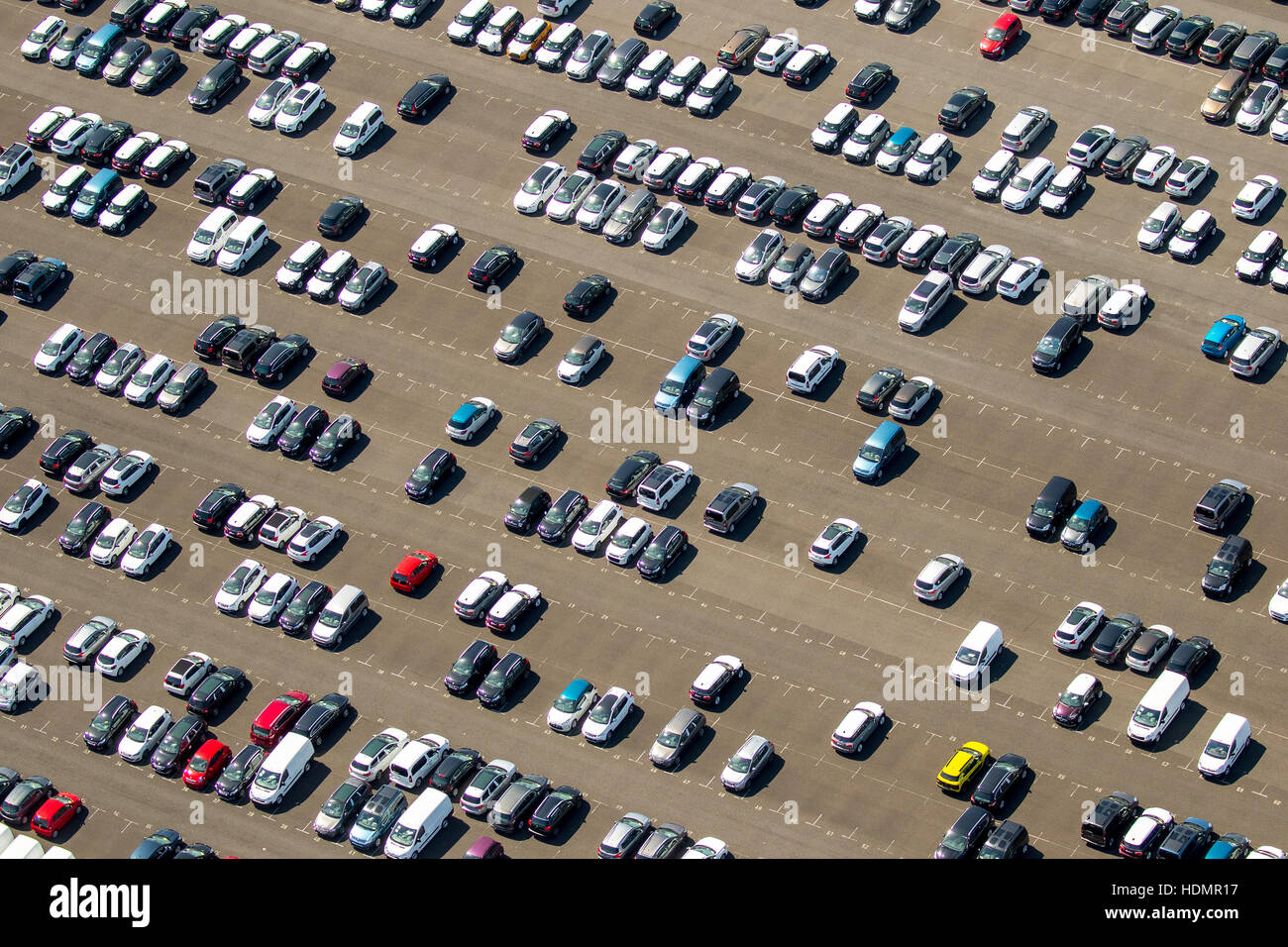 Fotografía aérea, nuevo coche en el aparcamiento, Citroen, Peugeot, Ford, coloridas filas de coches, la naviera Wallenius Wilhelmsen Logistics, Zülpich Foto de stock