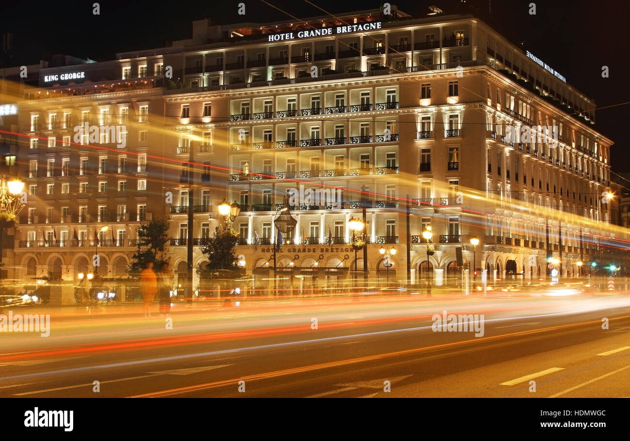 El histórico y emblemático edificio del hotel Grande Bretagne, en la plaza Syntagma, el centro de la ciudad de Atenas, Grecia. Foto de stock