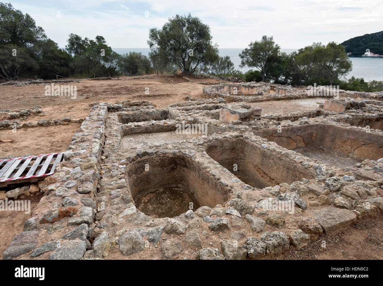 Vista de las ruinas de un siglo 1 D.C. Roman pescado salado planta cerca de la playa, en Creiro Montaña Arrábida, Portugal Foto de stock