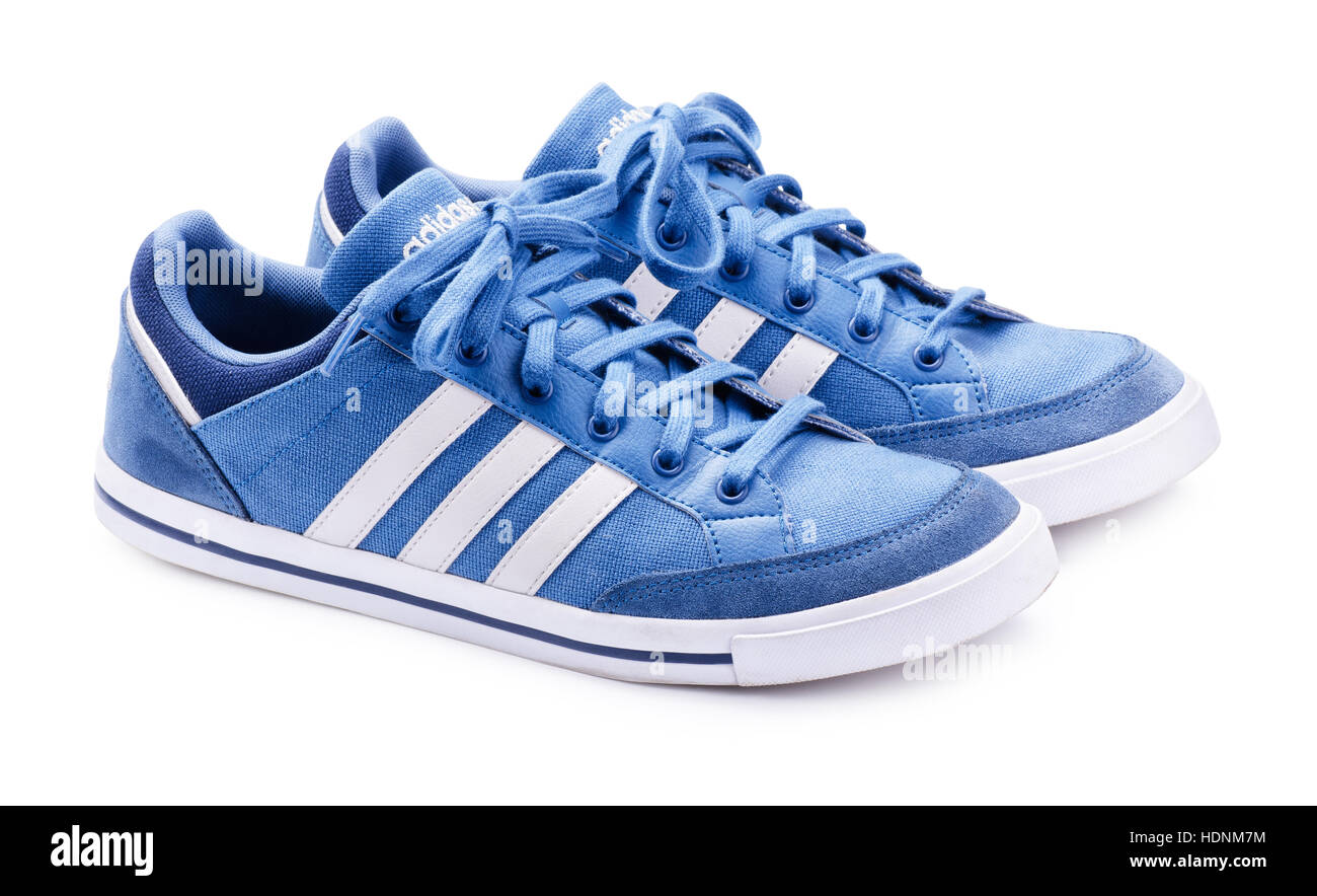 SAMARA, Rusia - Octubre 5, 2016: Adidas Neo zapatillas para correr, canchas de fútbol, entrenamiento, en azul y blanco, mostrando el logo de Adidas y el famoso tres str Fotografía de stock Alamy