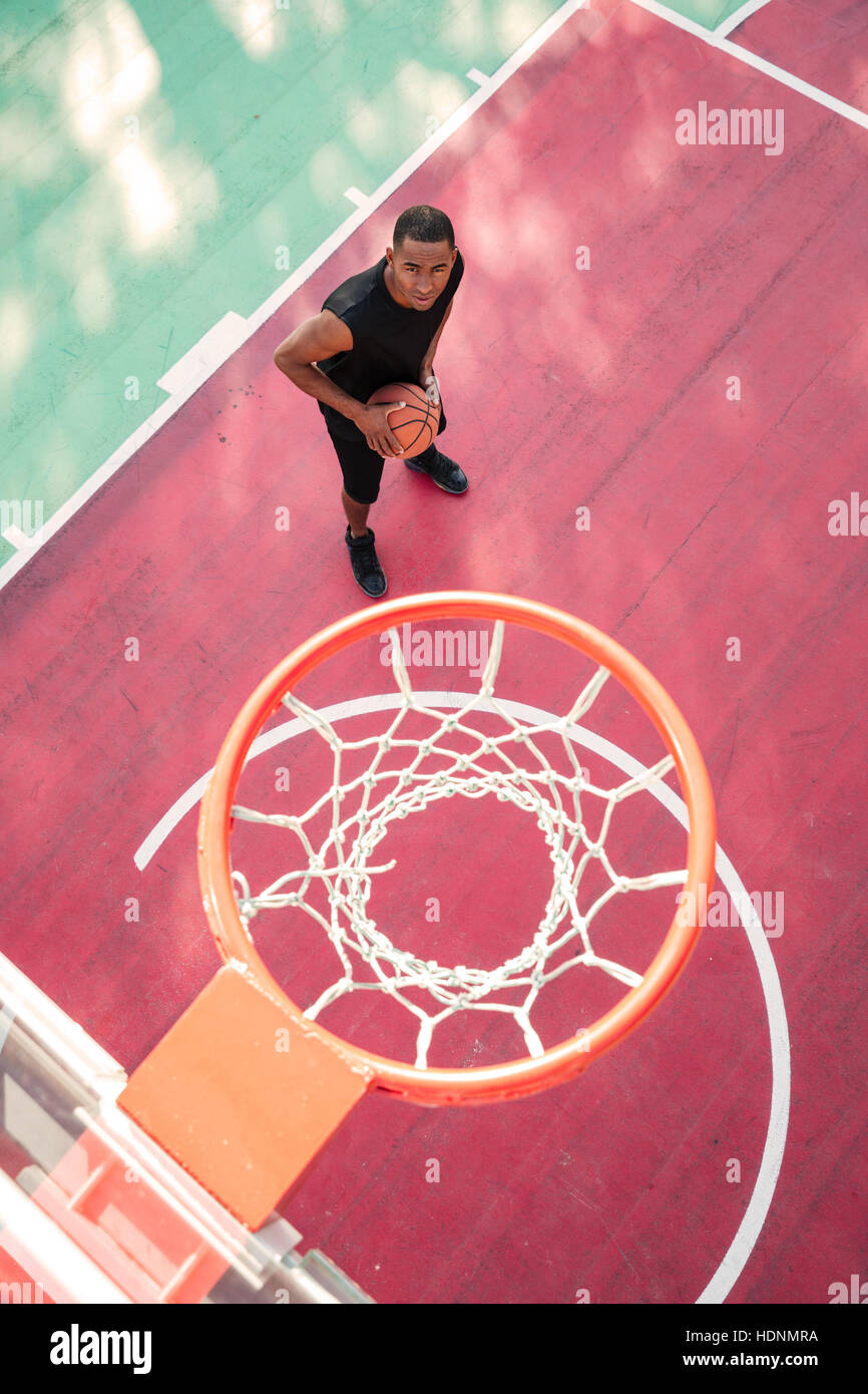 Imagen del jugador de baloncesto africano concentrado practicando para Imagen del jugador de baloncesto africano concentrado practicando para