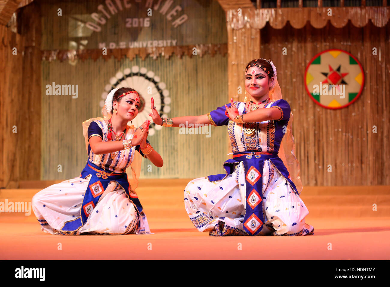 Bailarines tradicionales de Assam realizar Sattriya danza. Festival tribal en Ajmer, Rajasthan, India Foto de stock