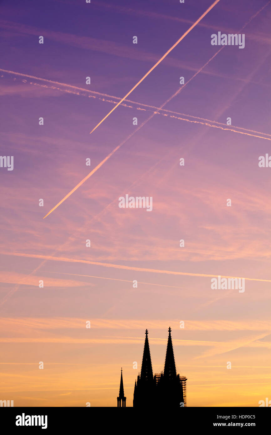 Europa, en Alemania, en Renania del Norte-Westfalia, Colonia, estelas de condensación por encima de la catedral de Colonia. Foto de stock