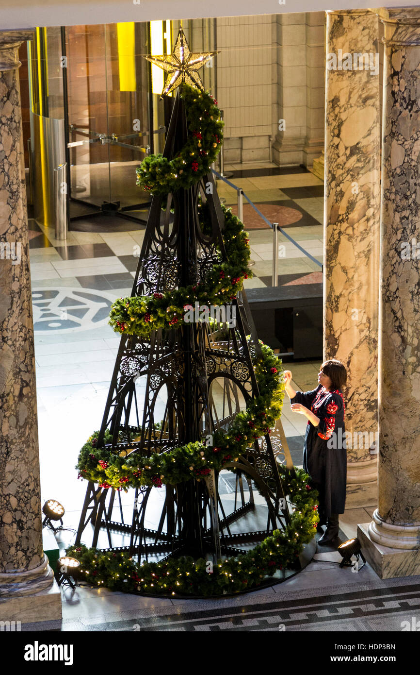 Londres, Reino Unido. 5 de diciembre de 2016. Un miembro del personal se  aplica los últimos toques al árbol. El museo V&A desvelar sus 2016 árbol de  Navidad en la gran entrada