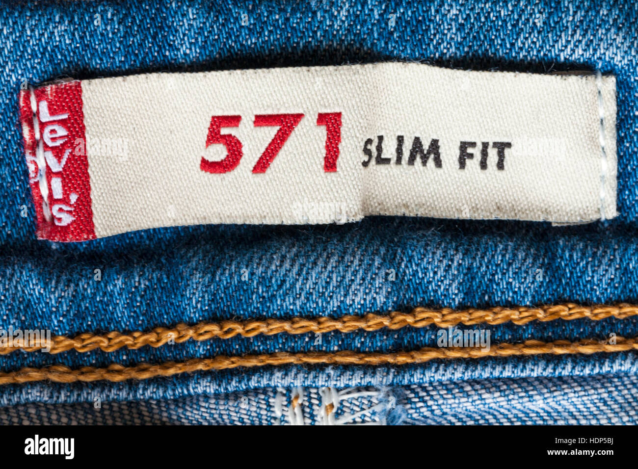 Levis 571 Slim fit etiqueta en pantalones vaqueros Fotografía de stock -  Alamy