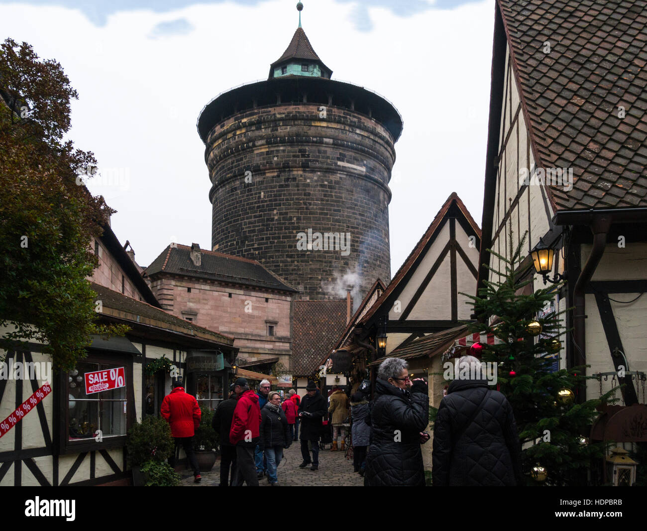 Los visitantes de craftsmens' Patio Torre Konigstor Nuremberg Baviera Alemania UE Foto de stock