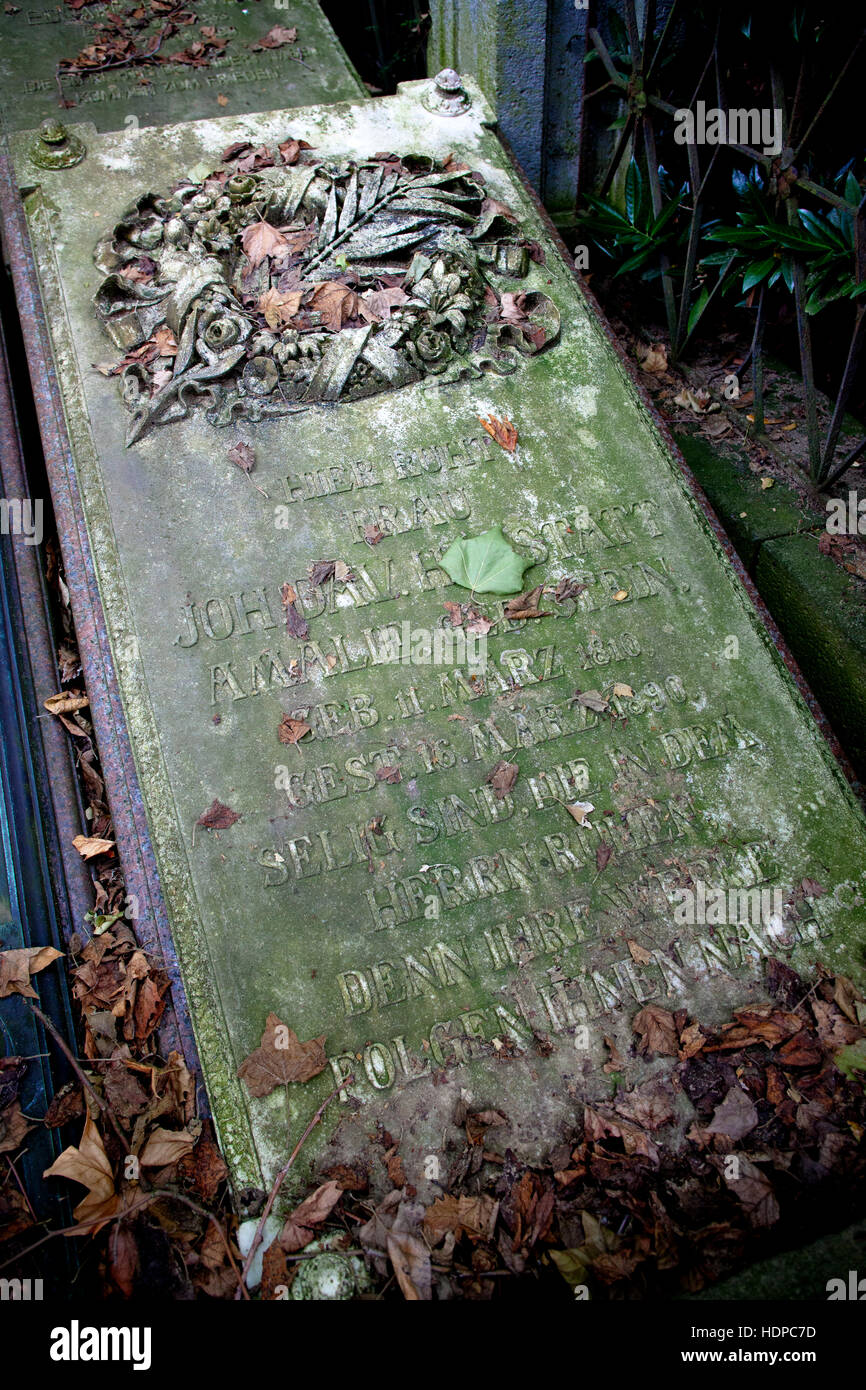 En Europa, Alemania, Colonia, tumba en el cementerio de Melaten losa. Foto de stock