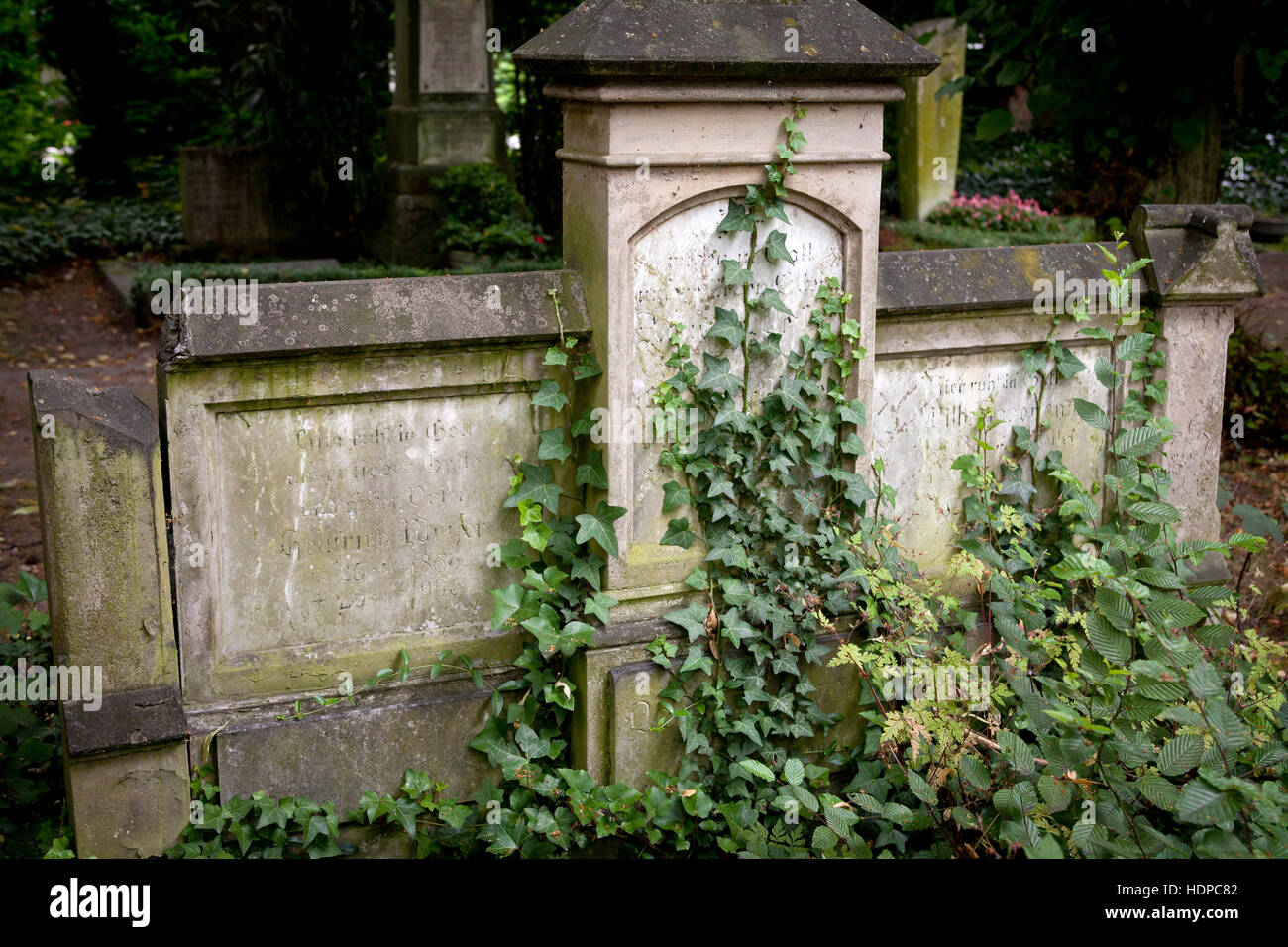 En Europa, Alemania, Colonia, antigua tumba en el cementerio de Melaten. Foto de stock