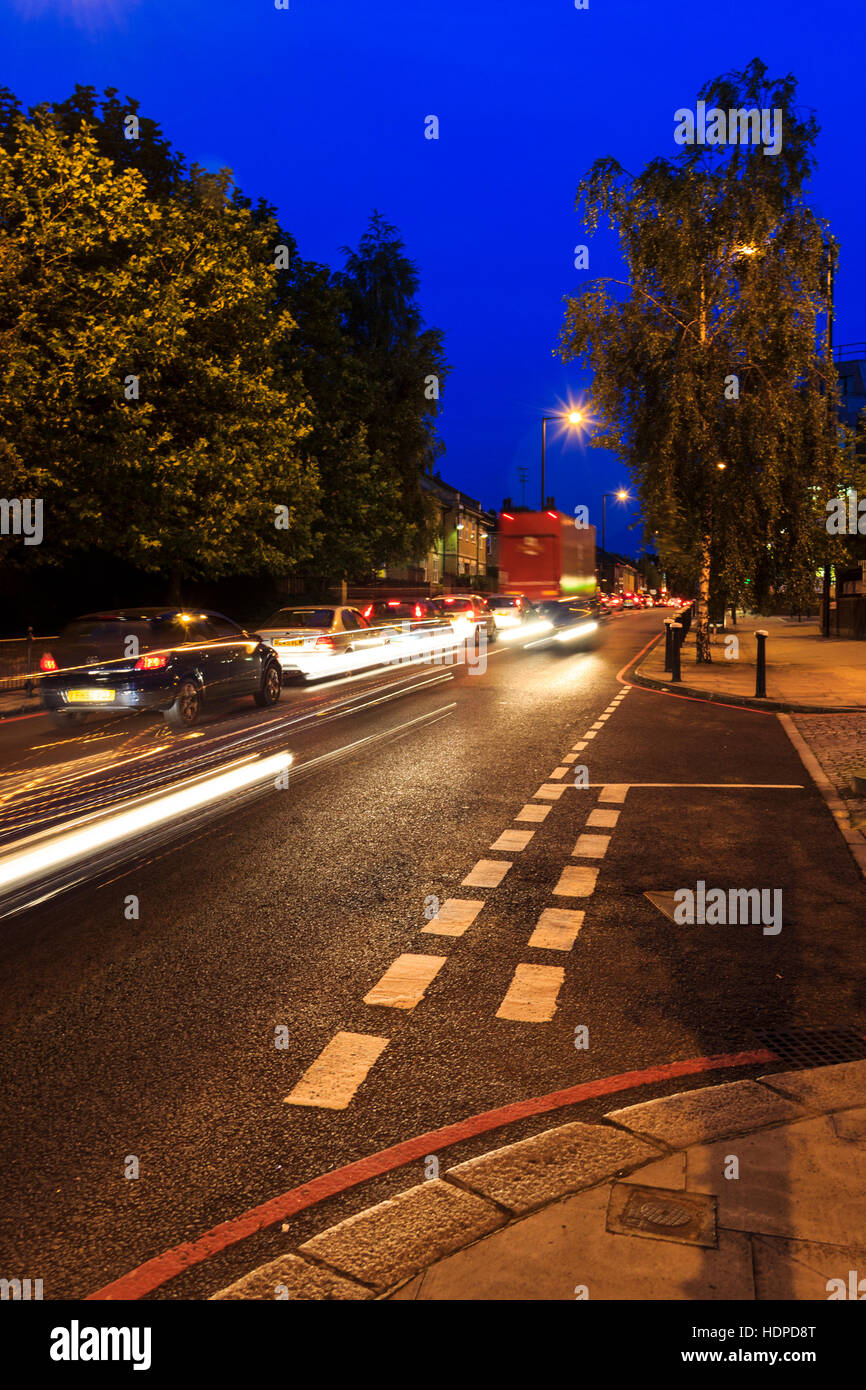 Azul y Naranja con una escena nocturna urbana movimiento borrosas y
