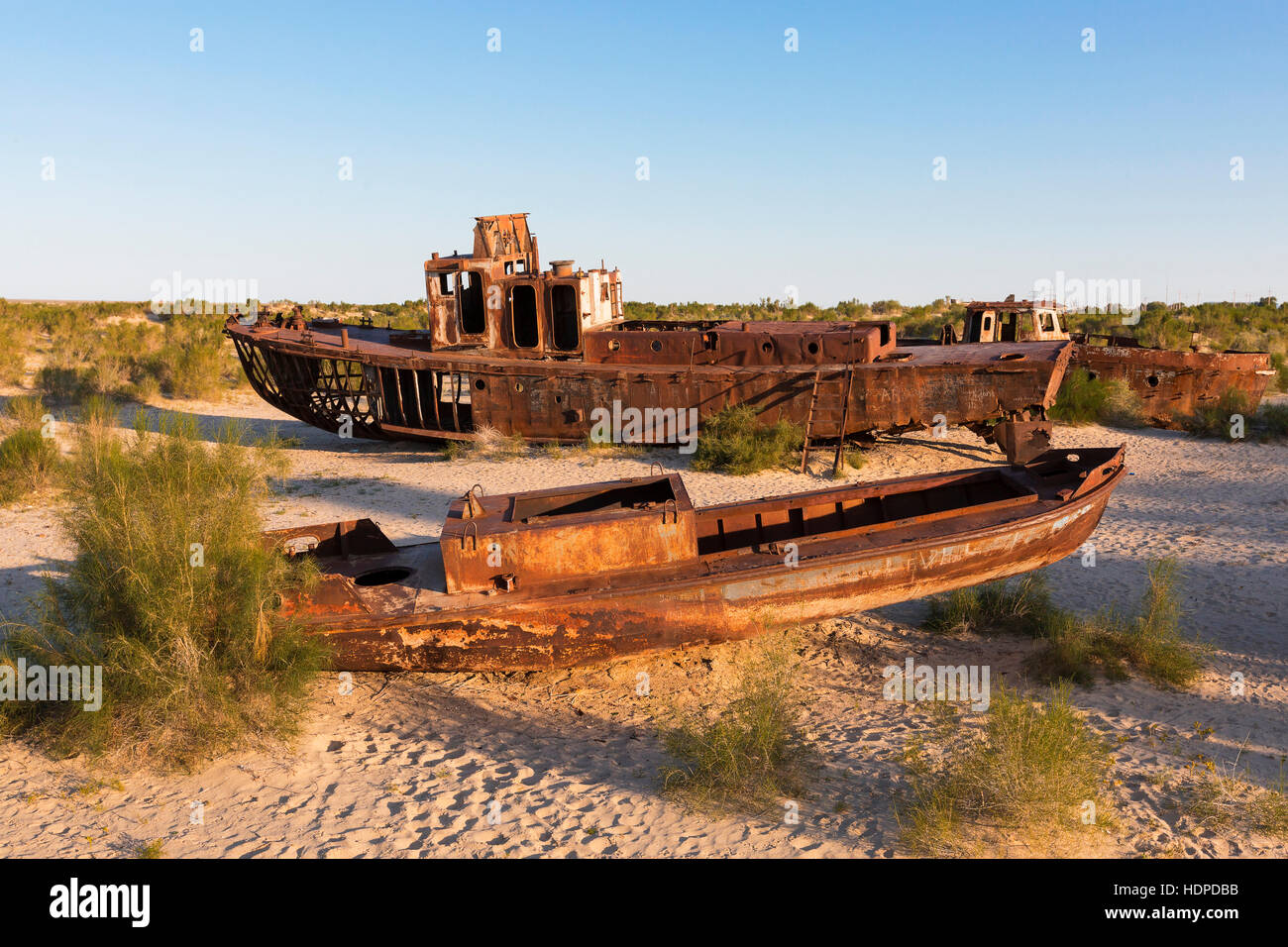 Los barcos oxidados que descansaba en el fondo del mar de Aral, después de que sus aguas se han secado. Foto de stock