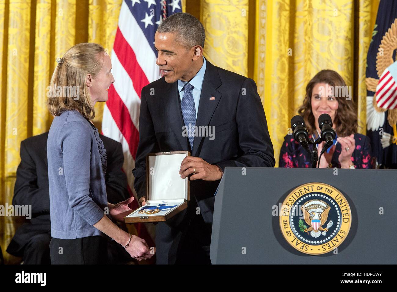 El presidente estadounidense Barack Obama presenta la Medalla Presidencial de la libertad a gran sobrina de Grace Hopper, Deborah Murray, en el Salón Este de la Casa Blanca, el 22 de noviembre de 2016 en Washington, DC. Foto de stock