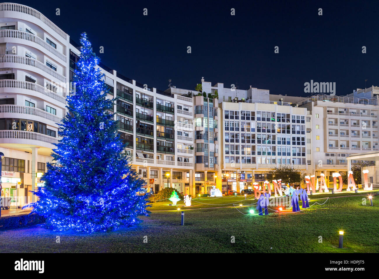 Adornos de Navidad en el centro de Benidorm, el gran árbol con luces azules  Fotografía de stock - Alamy