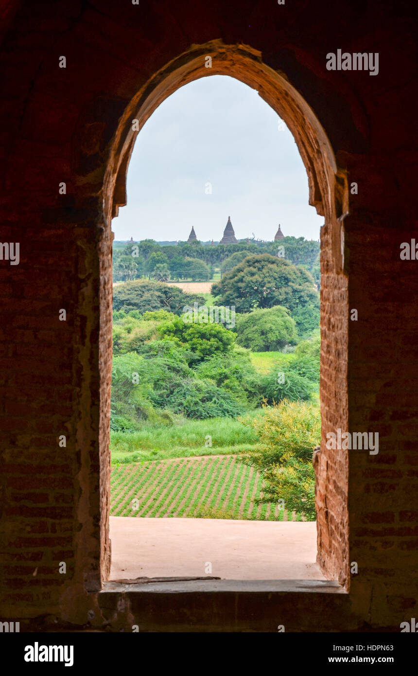 Templos y pagodas en las llanuras de Bagan, Myanmar Foto de stock