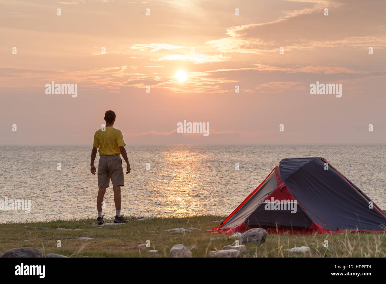 Amanecer en día de camping Foto de stock