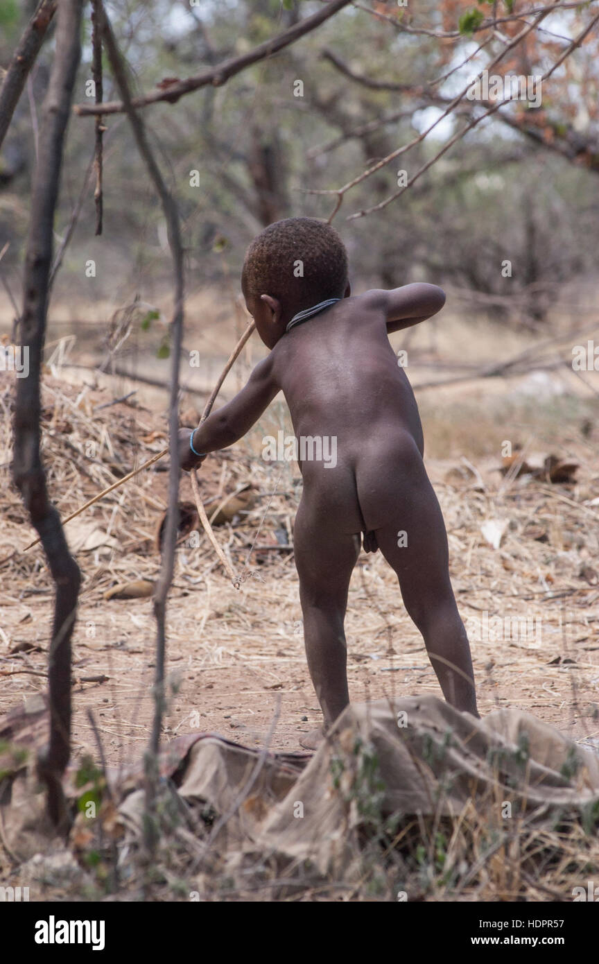 Niños practican Hadzabe para cazar con arco y flecha, el lago Eyasi, Tanzania Foto de stock