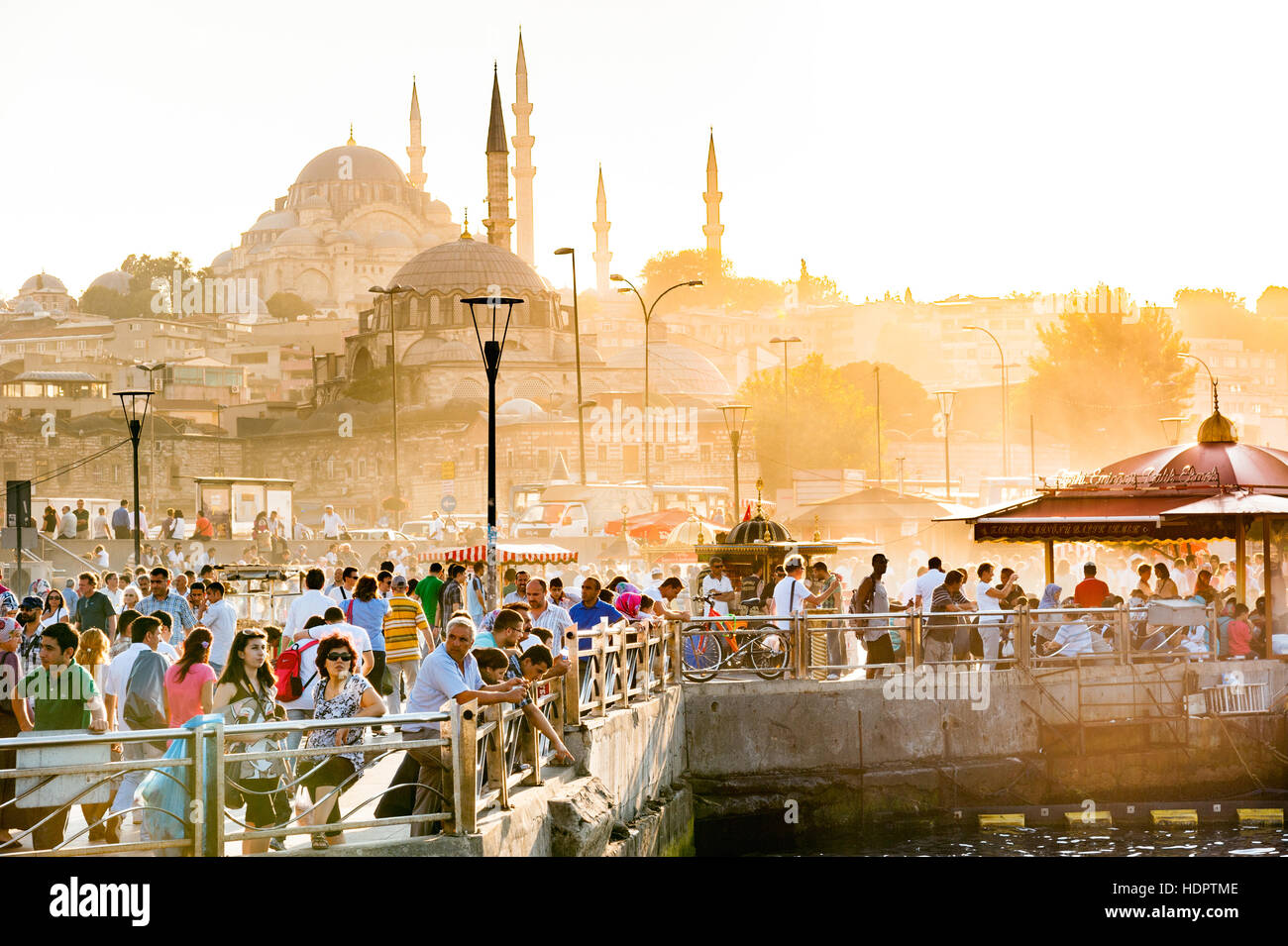 Muelle de Eminonu con la Mezquita Rustem Pasha en el horizonte, Estambul, Turquía Foto de stock