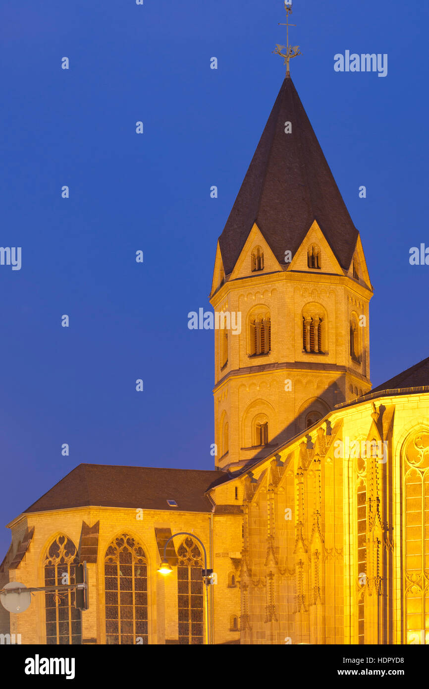 Europa, en Alemania, en Renania del Norte-Westfalia, Colonia, la iglesia románica de San Andreas en la ciudad. Foto de stock