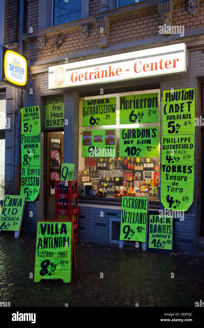 Alemania, Colonia, una tienda de licores en el distrito Severinsviertel en la parte sur de la ciudad. Foto de stock