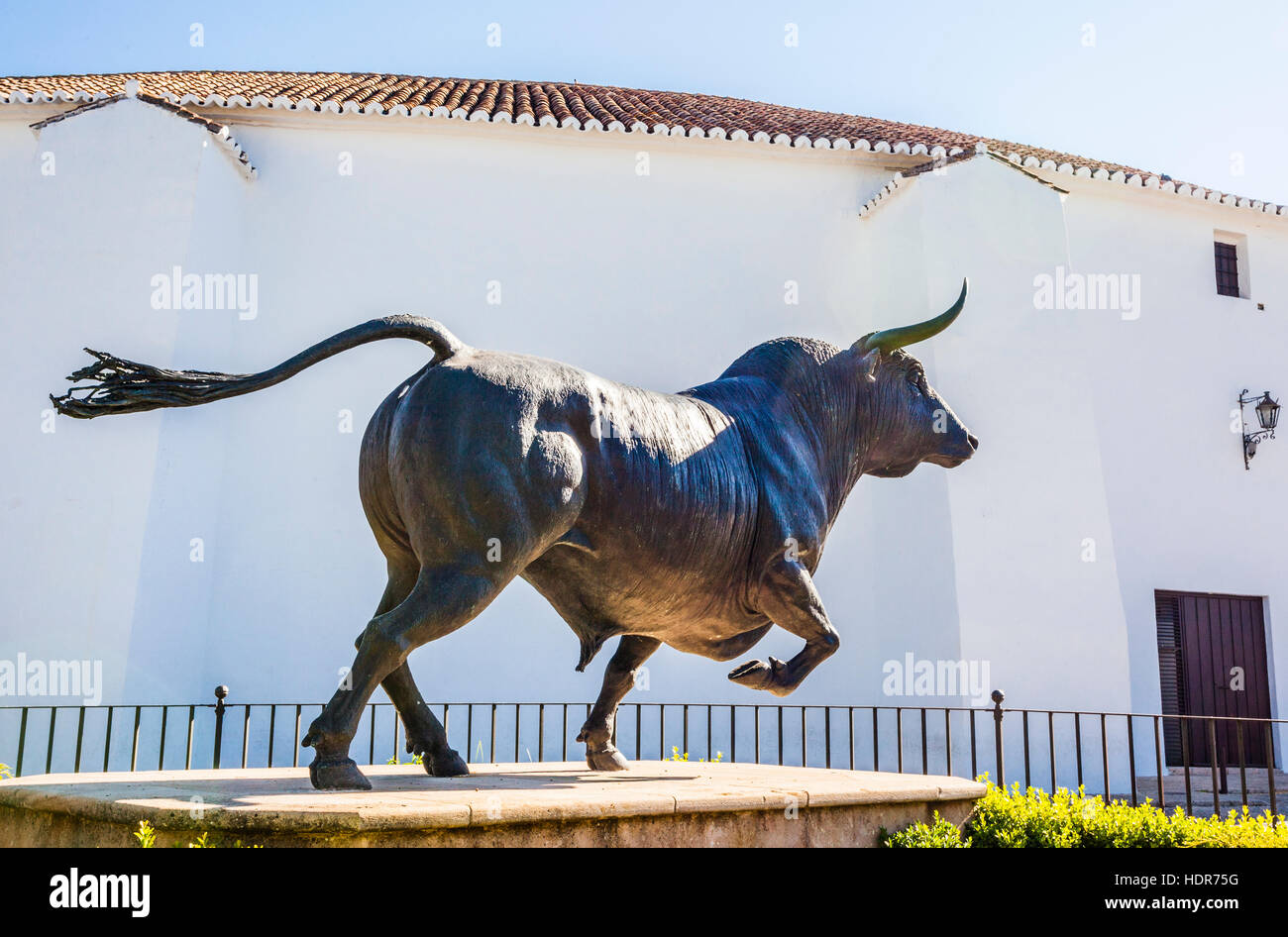 España, Andalucía, provincia de Málaga, Ronda, el toro de la escultura en la Plaza de Toros de Ronda, la Plaza de Toros de Ronda Foto de stock