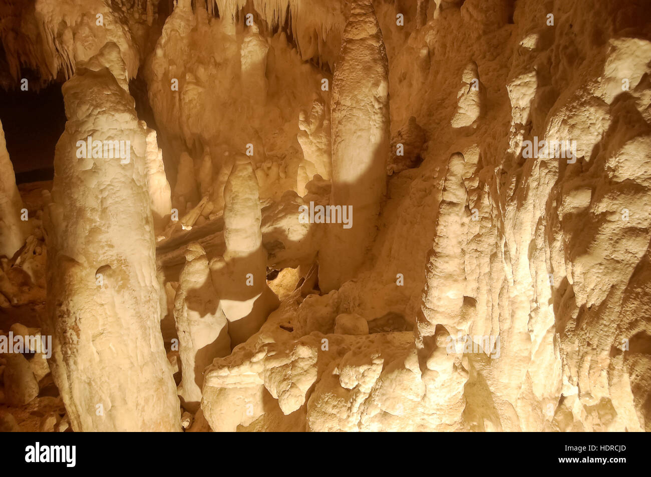 Estalactitas y estalagmitas en las cuevas en las montañas de Eslovaquia. Foto de stock