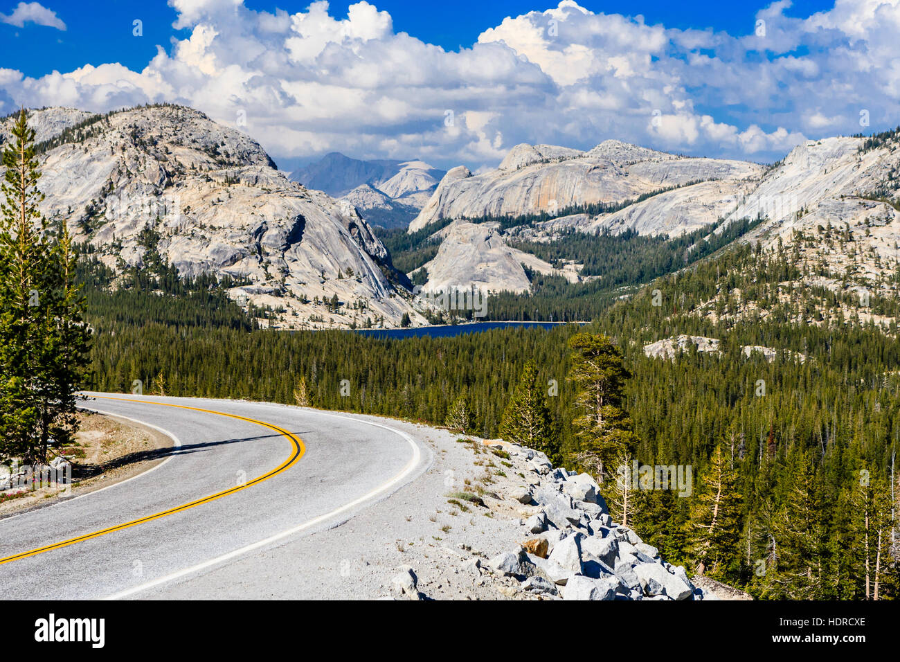 Tioga Pass es un paso de montaña en las montañas de Sierra Nevada. La ruta estatal 120 funciona a través de él, y sirve como punto de entrada oriental de Yosemite Nati Foto de stock