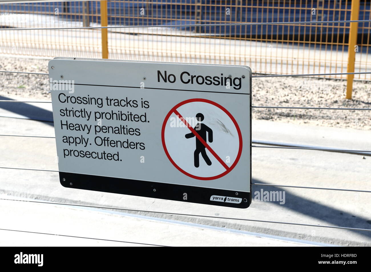 No cruce las vías del tranvía en señal de advertencia Fotografía de stock -  Alamy