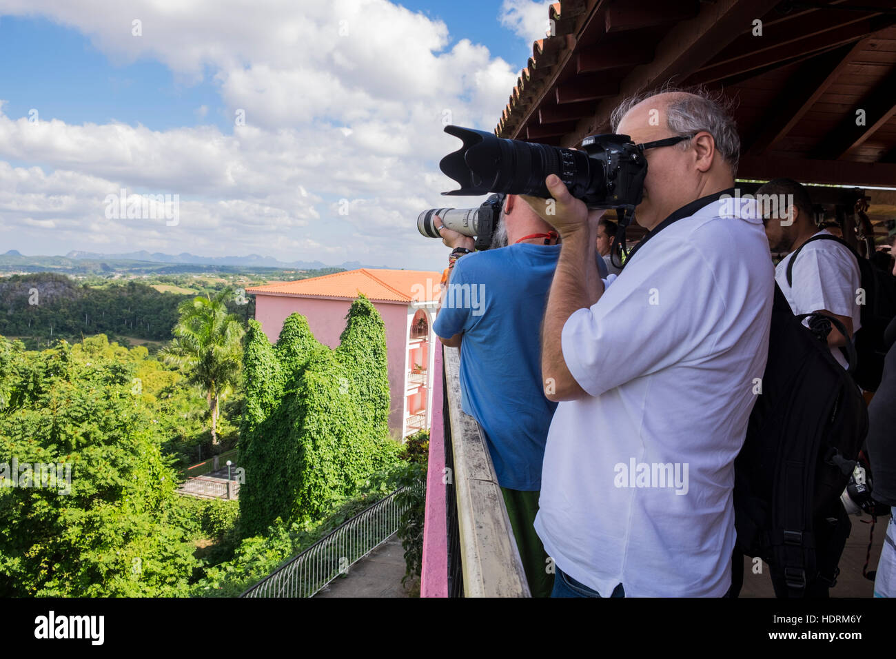 Los fotógrafos disparar escenas desde un punto de vista en el Valle de Viñales, Cuba Foto de stock