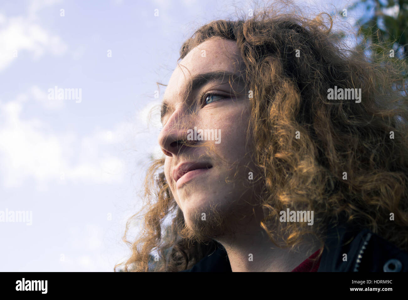 Un ángulo bajo la foto de un hombre joven con un ojo azul Foto de stock