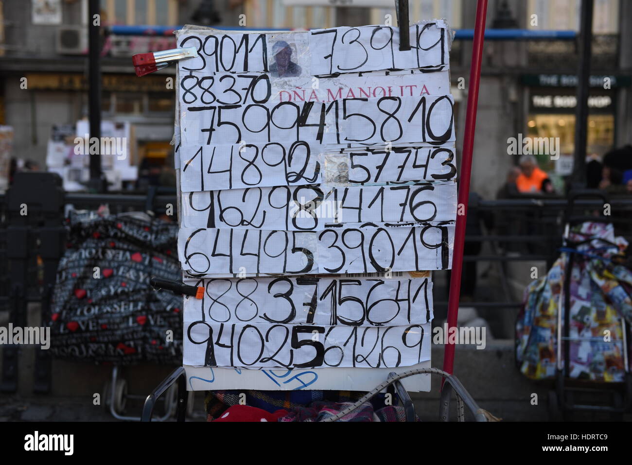 Madrid, España. 13 dic, 2016. Una pancarta con el número de El Gordo de la  lotería de Navidad en Madrid. Los vendedores de billetes de lotería de  Navidad de España foto de