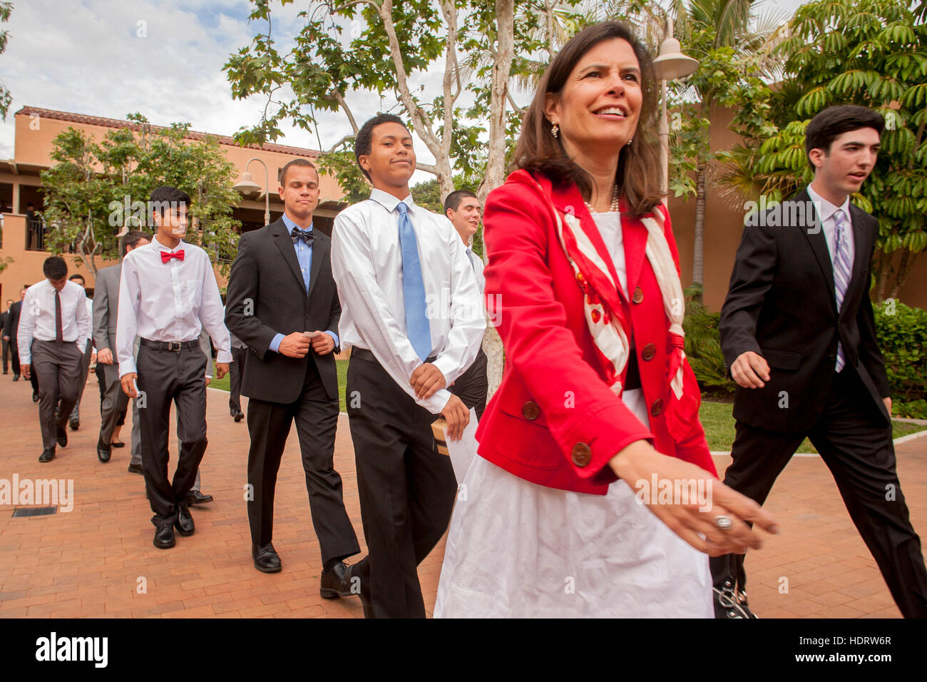 Ropa formal multirracial, adolescentes y padres de marzo a la iglesia para  participar en la misa de confirmación en una Laguna Niguel, CA, Iglesia  Católica. Nota vestidos blancos Fotografía de stock -