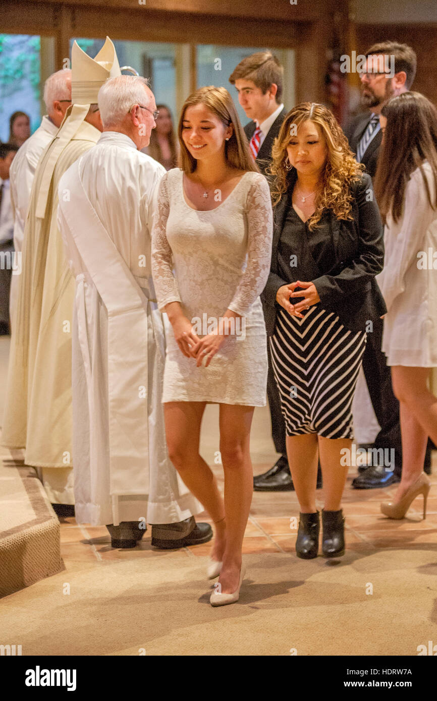 Ropa multirracial, padres participan en la misa de confirmación en una Laguna Niguel, CA, Iglesia Católica. Nota blanco vestidos formales Fotografía de stock - Alamy