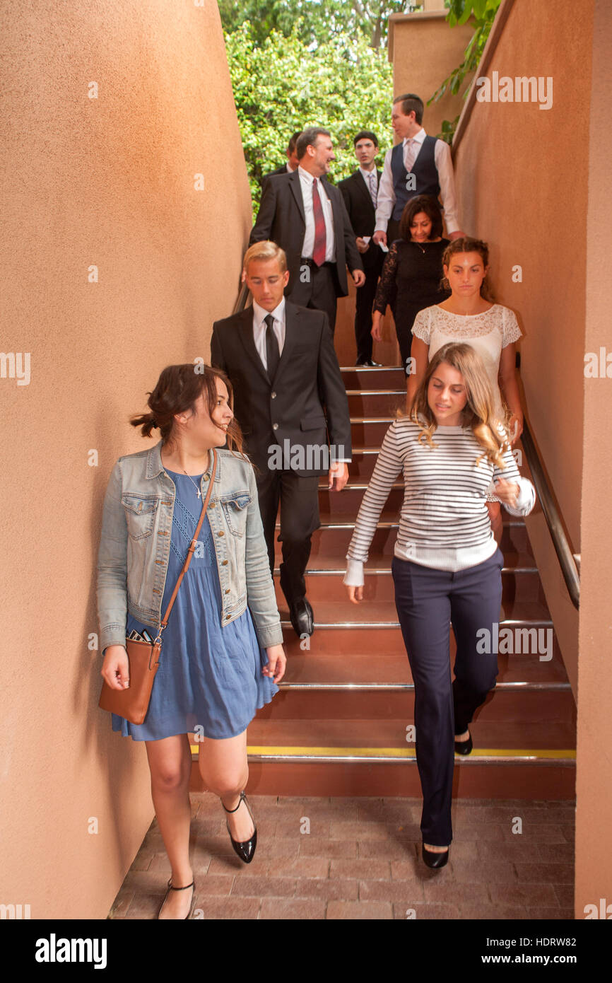 Ropa formal multirracial, adolescentes y padres participan en la misa de confirmación  en una Laguna Niguel, CA, Iglesia Católica Fotografía de stock - Alamy