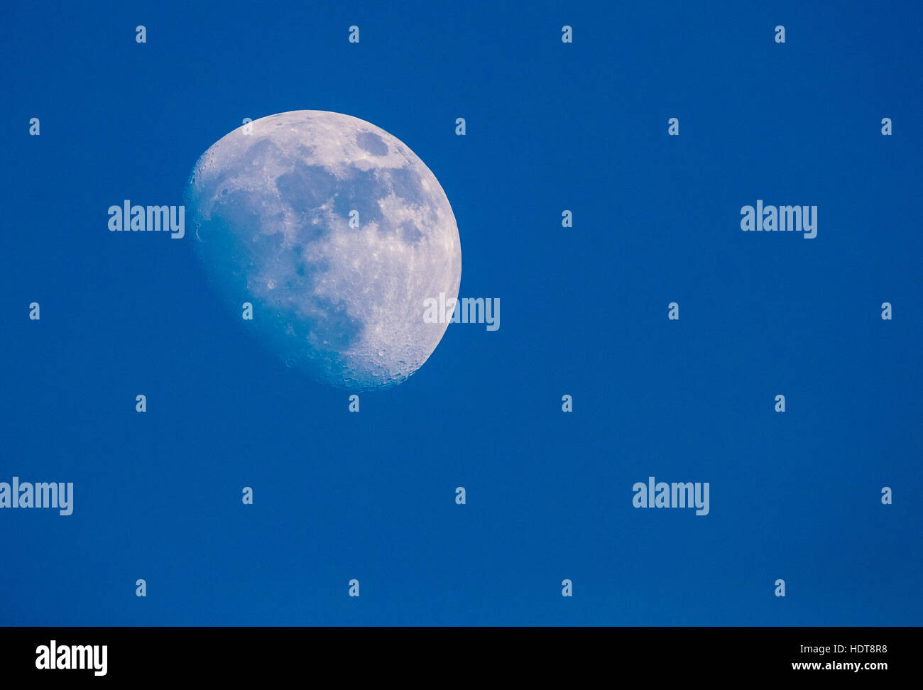 La luna durante el día Foto de stock