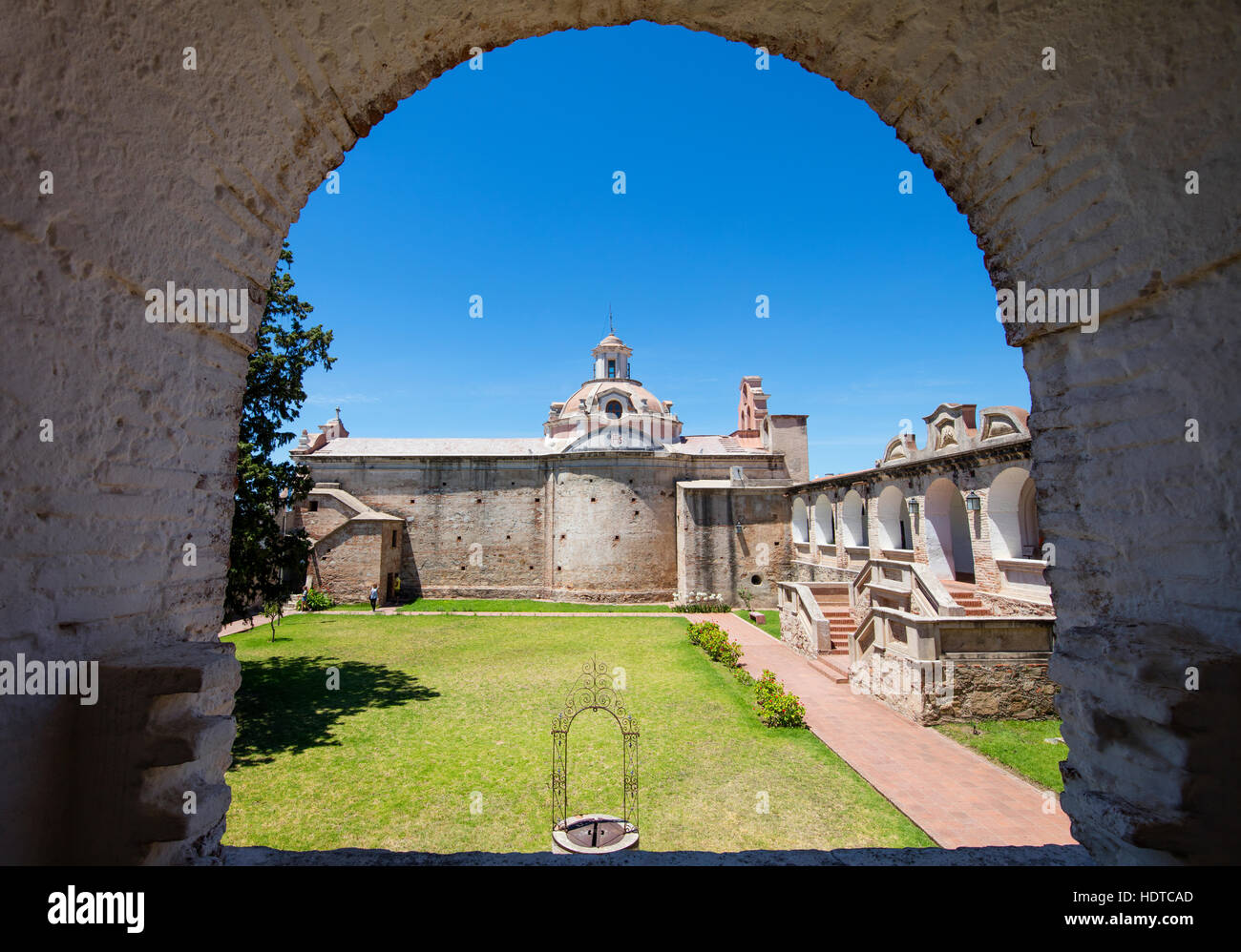 Patio y la iglesia de la estancia de los Jesuitas en Alta Gracia, Córdoba,  Argentina Fotografía de stock - Alamy