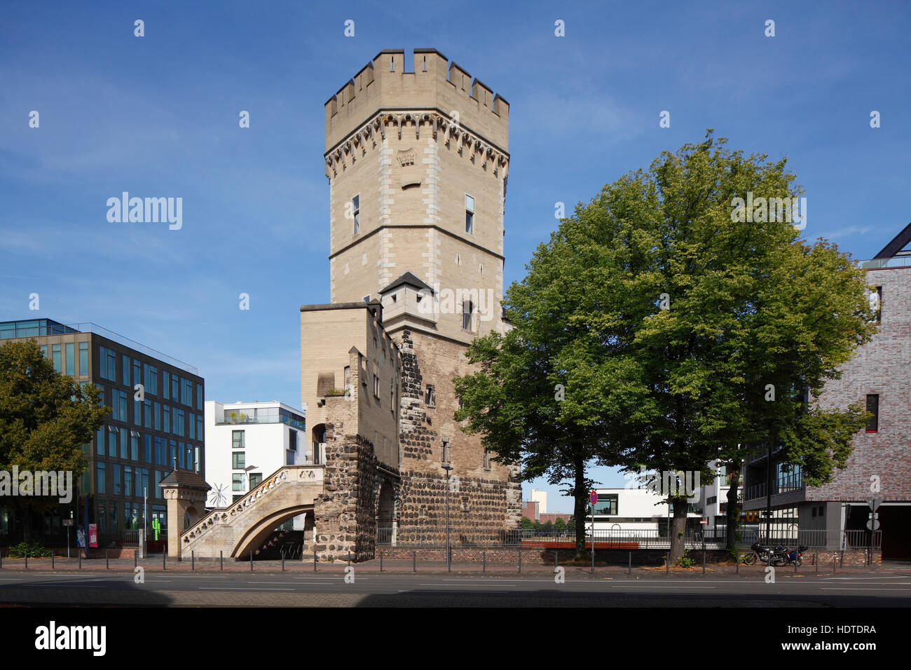 Bayenturm torre de defensa medieval, Cologne-Bayenthal, Rheinauhafen, Colonia, Renania del Norte-Westfalia, Alemania Foto de stock