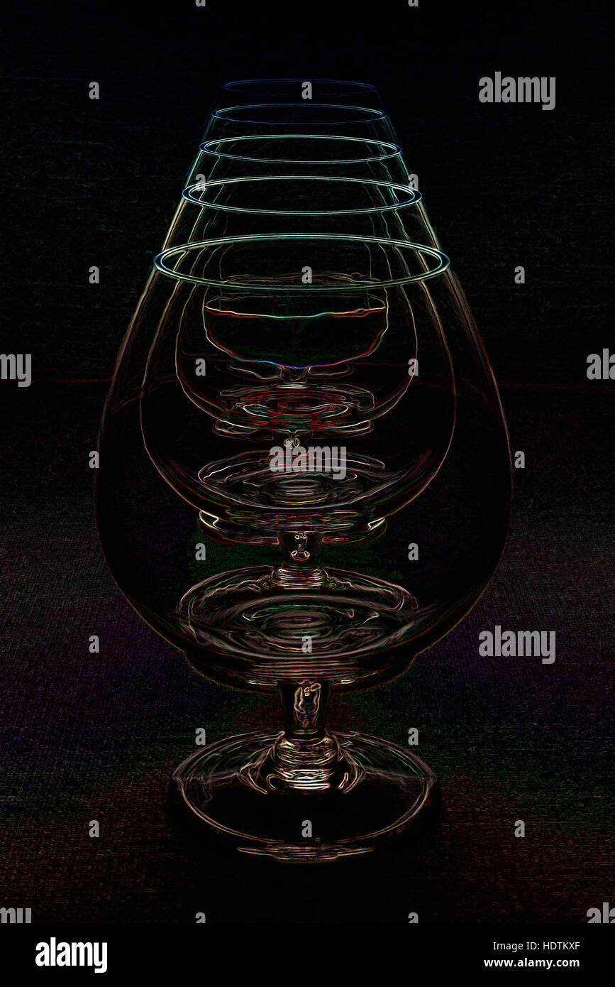 Fila de Brandy Gafas - manipuladas digitalmente la imagen con bordes resplandecientes, Repetición abstracta sobre un fondo negro Foto de stock