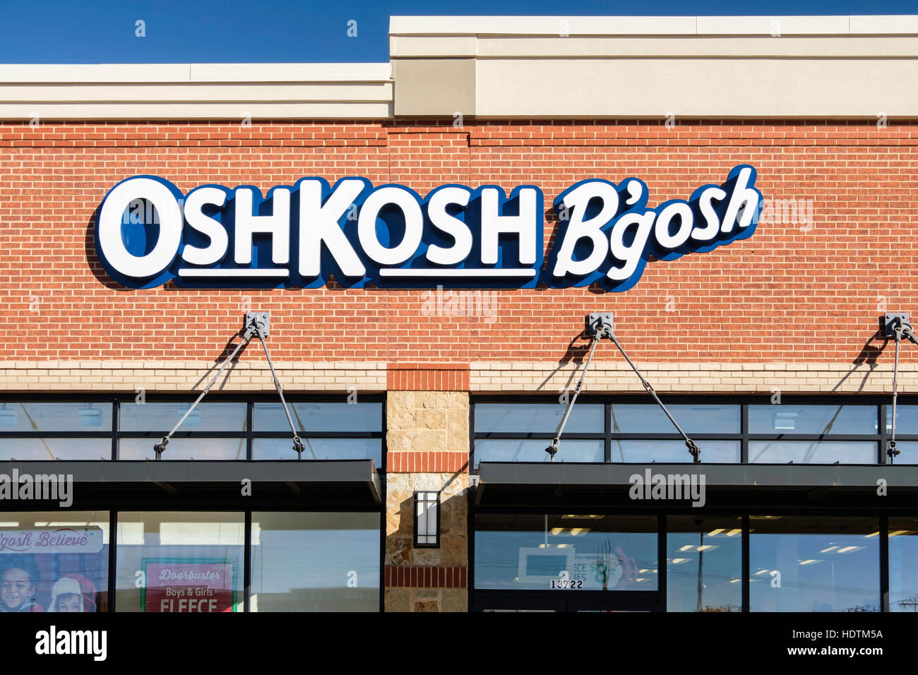 El exterior de un OshKosh B'gosh ropa infantil tienda ubicada Memorial Rd.,  Oklahoma City, Oklahoma, Estados Unidos Fotografía de stock - Alamy